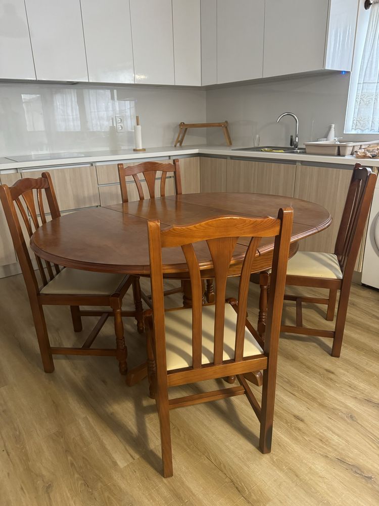 Mesa de jantar com cadeiras