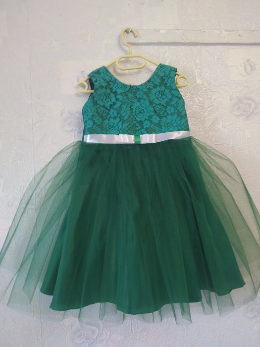 Платье зеленое для девочки. Сукня зелена Ялинка