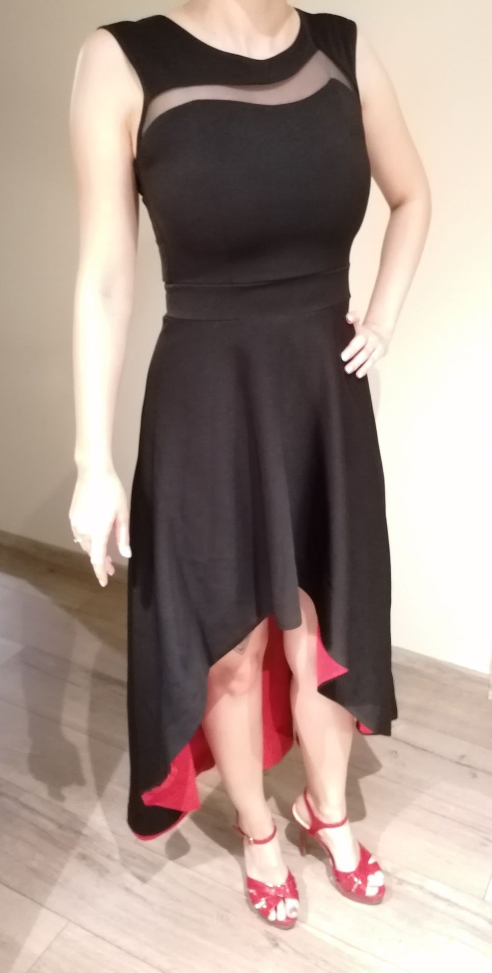 Długa, czarna suknia z czerwoną podszewką