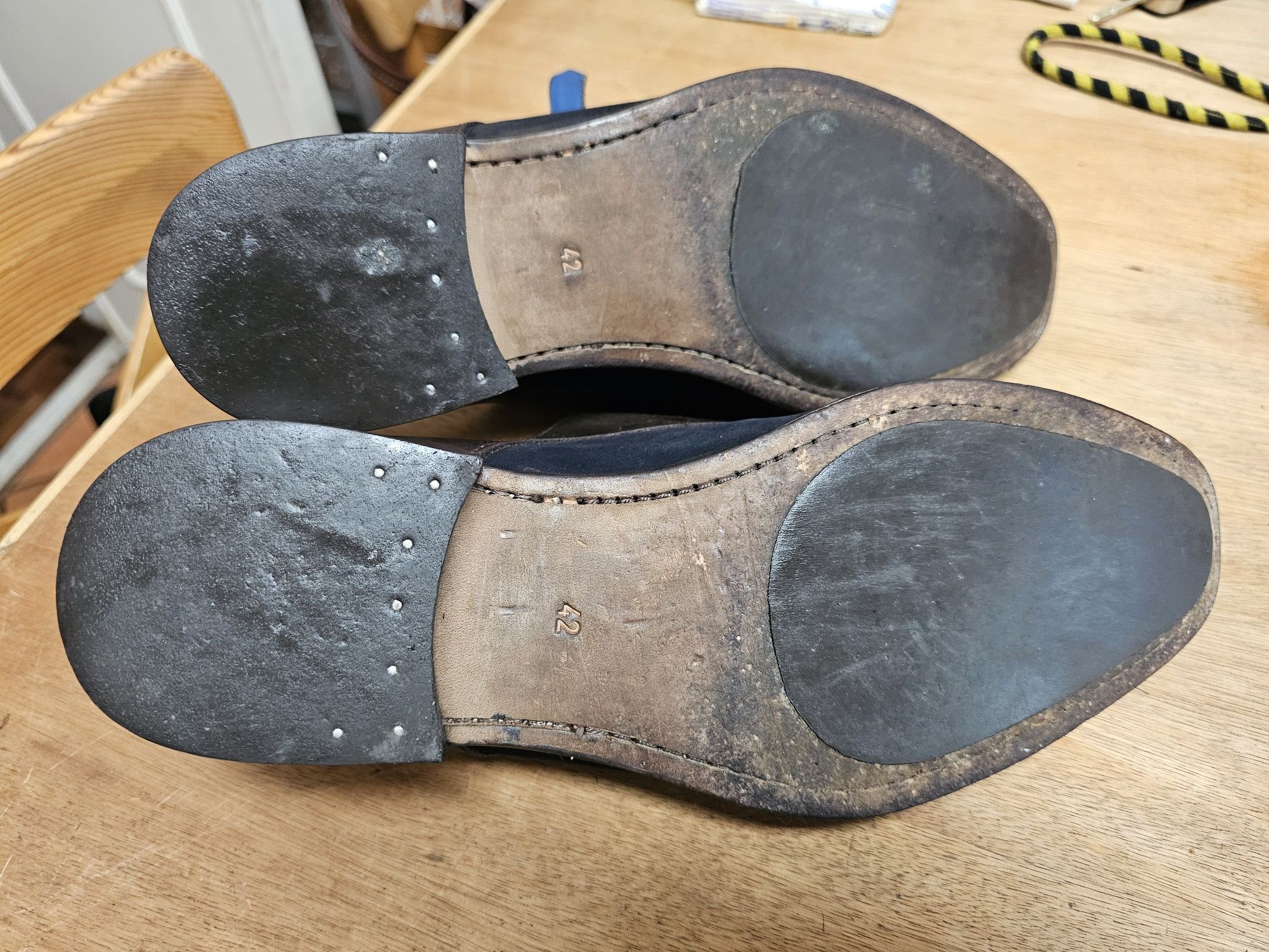Sapatos todos em pele para desocupar