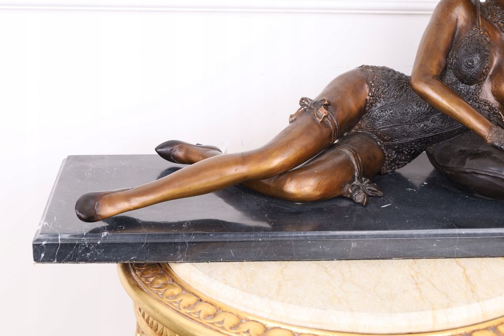 Leżąca kobieta - duża figura z brązu AKT poduszka