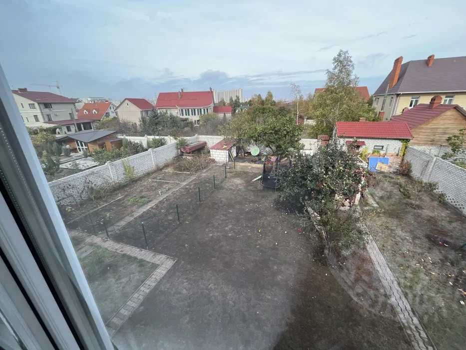 Продам  2-этажный дом с современным ремонтом в Лесках