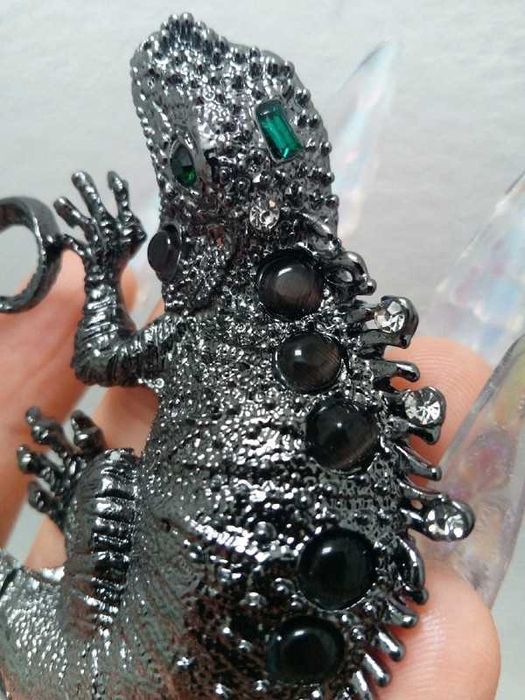 Pregadeira / broche/ alfinete - Iguana em prateado cor gunblack