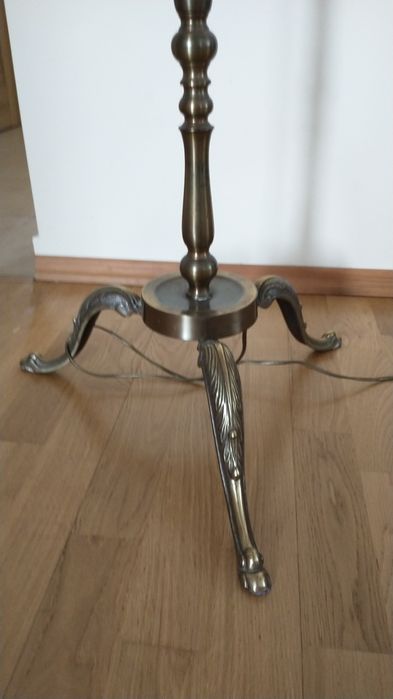 Stara stojąca lampa podłogowa