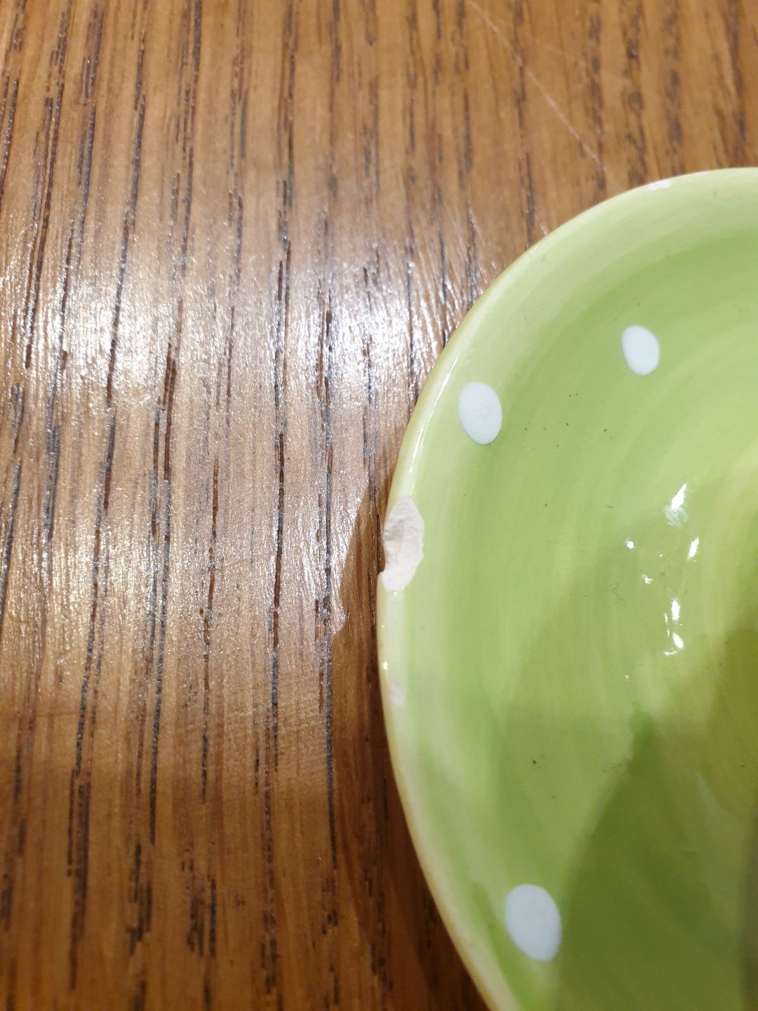 Zielona odstawka na jajko w białe kropki.