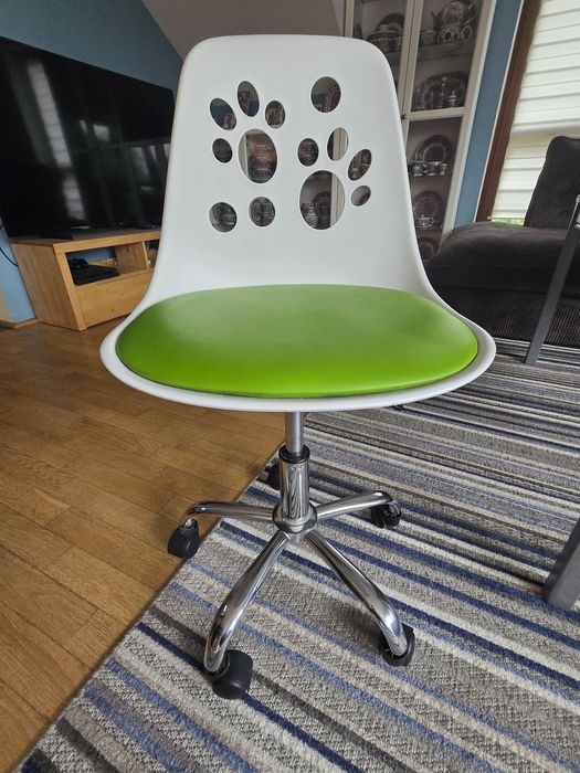 Krzesło do biurka dla dziecka.