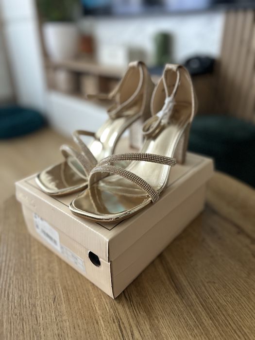 Sandały damskie na słupku - nowe, nie używane