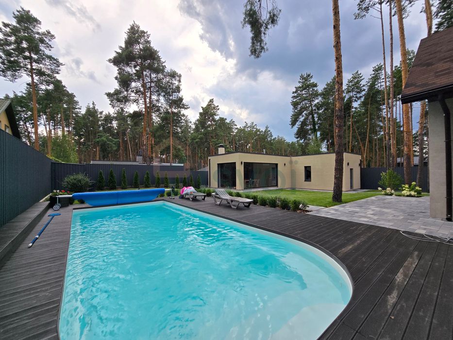 Ліс, тиша, басейн, баня, камін — все, що треба для життя. Лісова Буча