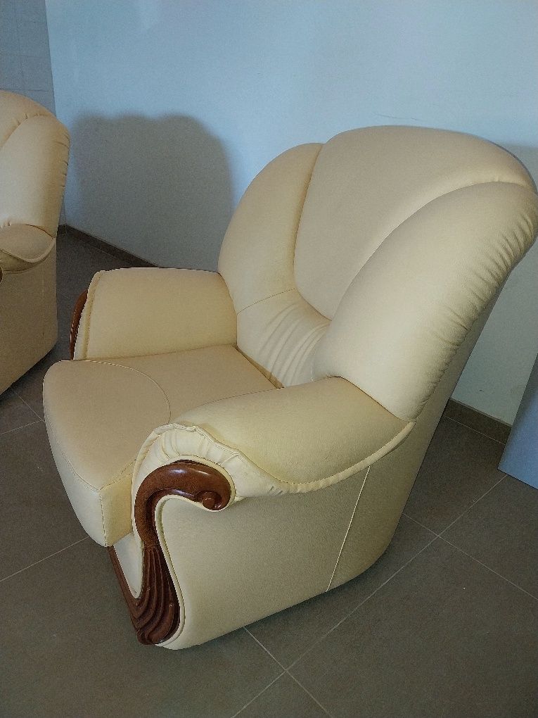 Conjunto de sofá cama com dois cadeirões 

E