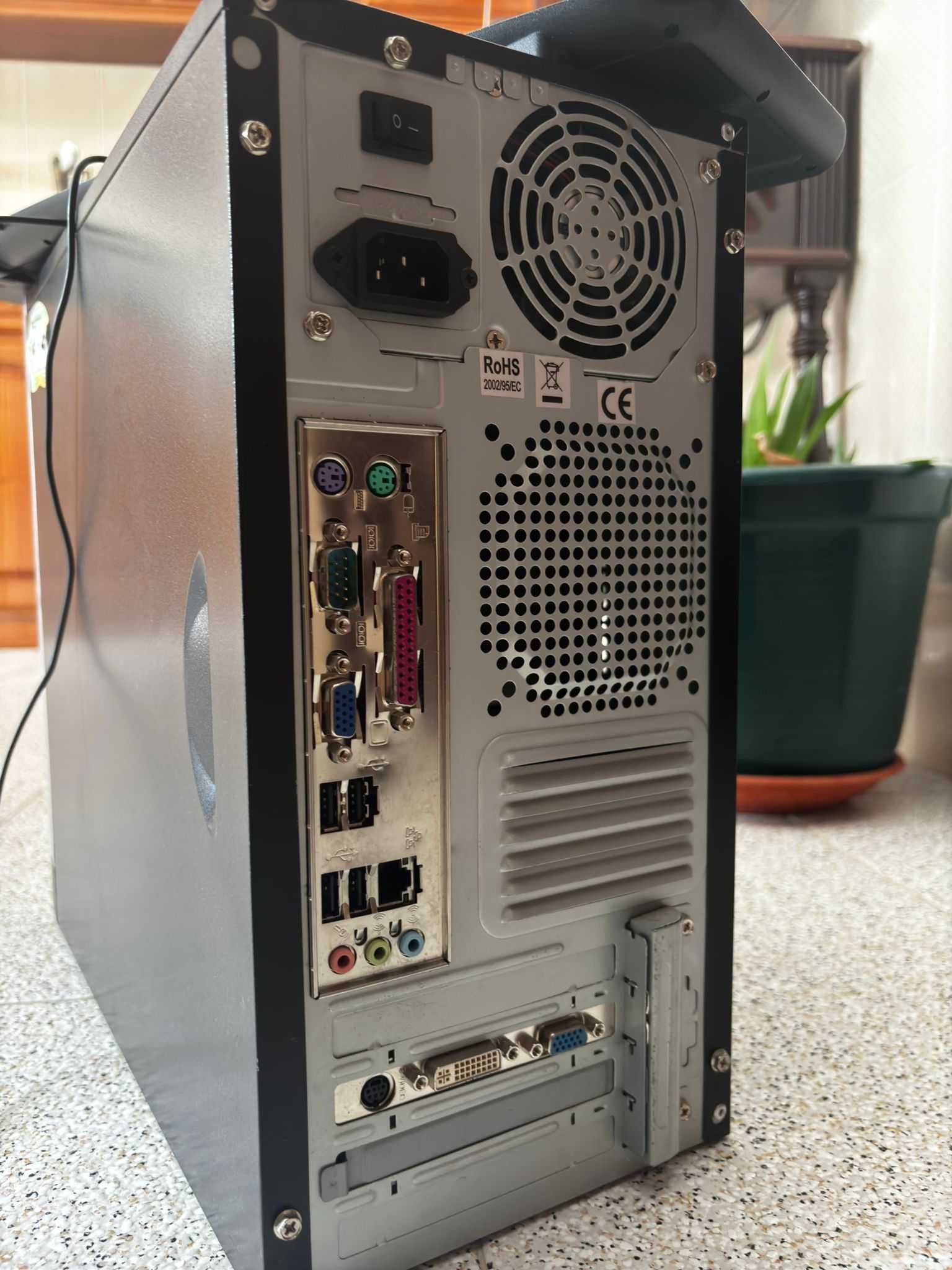 Torre PC LG + Ecrã Samsung SyncMaster 920 NW - Ótimo estado