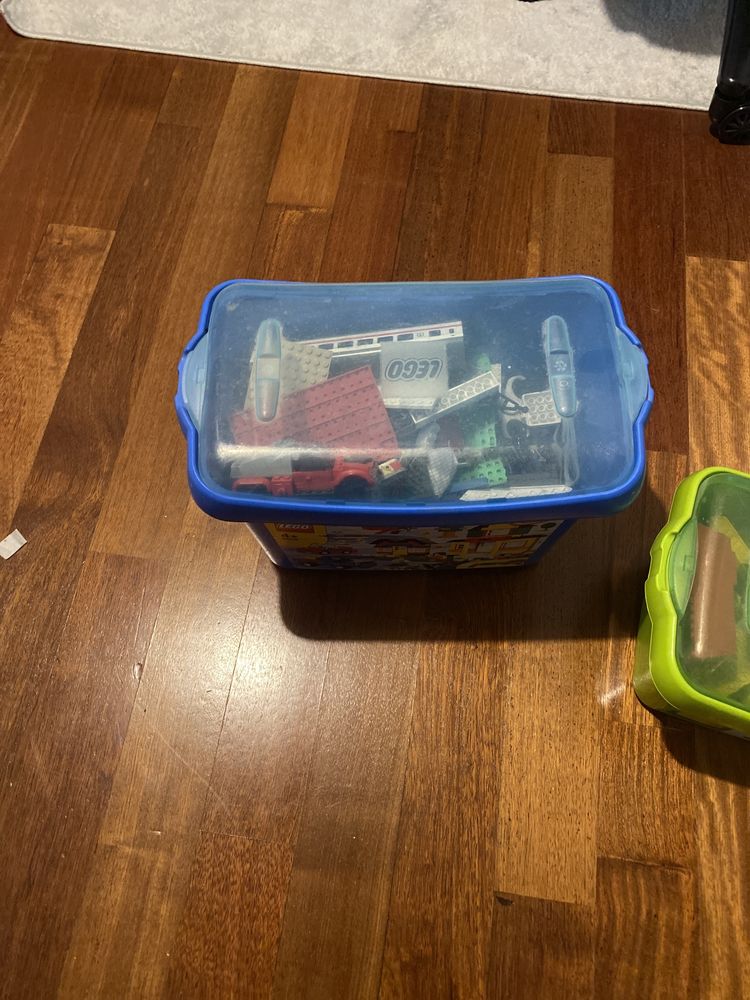 Dwa pudełka klocków Lego pomieszanych