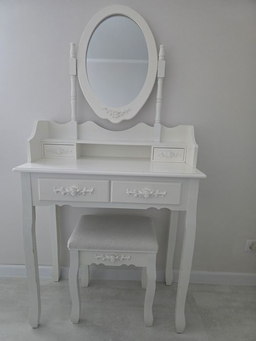 Sprzedam toaletkę białą