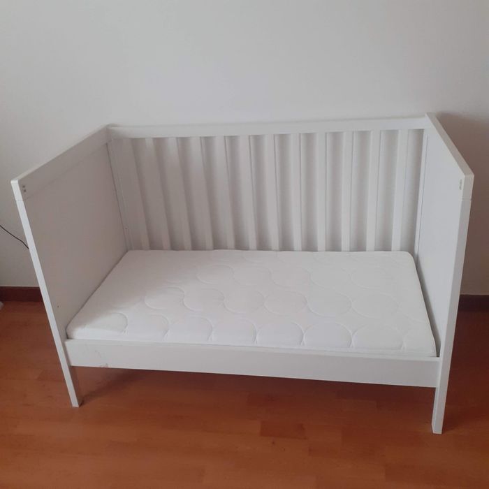 Cama de grades para bebé com colchão (IKEA)
