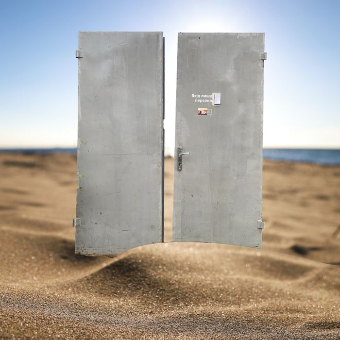 Двері в гараж склад