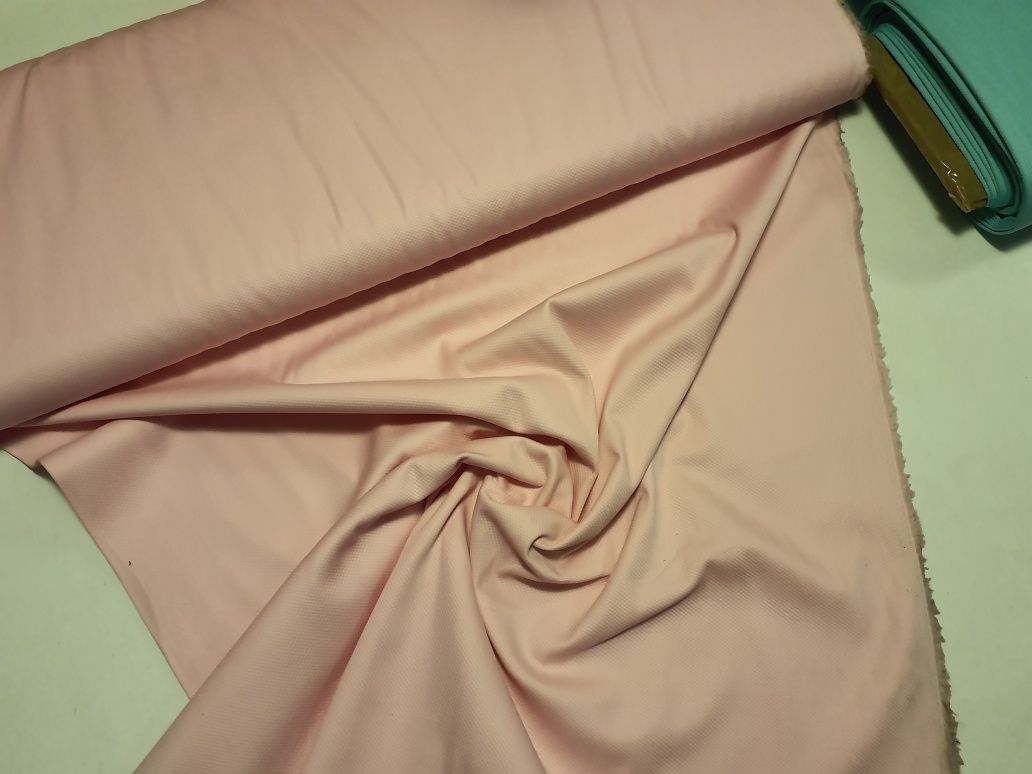 Tkanina różowa wytłaczana szer.150 cm.II gat.