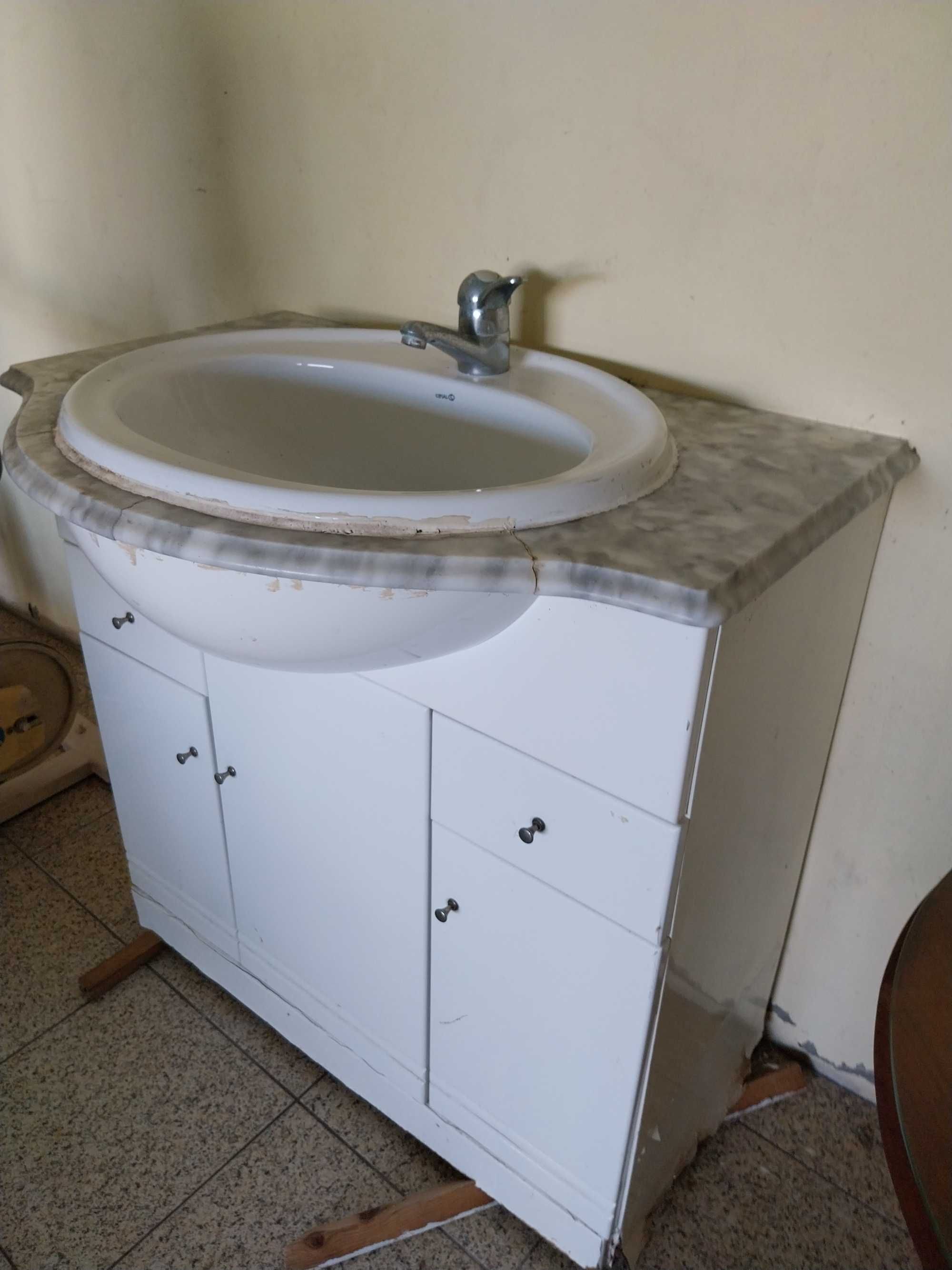 Armário de casa de banho com lavatório e com torneira