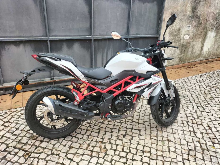 Benelli BN125 com topcase incluída
