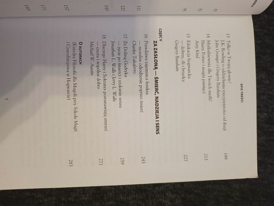 Harry Potter i filozofia, zawiera omówienia wszystkich książek