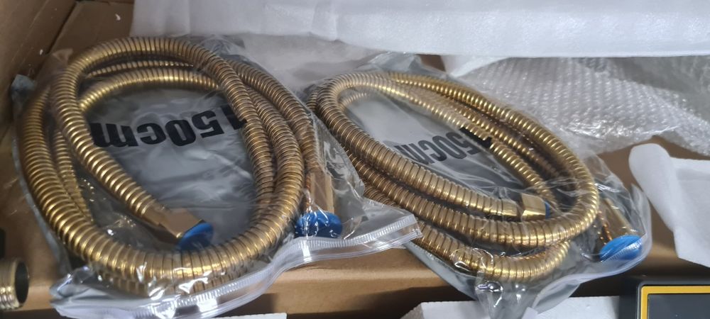 Conjunto de chuveiro, com acabamento em preto e dourado.