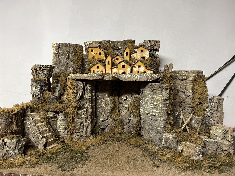 Presépio típico em madeira e cortiça, iluminado 90x60x50cm