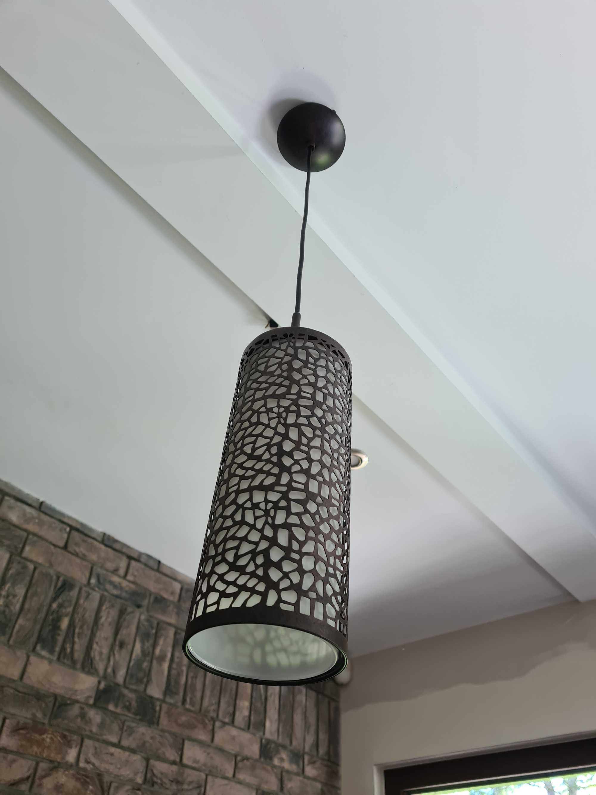 Dwie ciemno-brązowe, niemalże czarne metalowe lampy sufitow