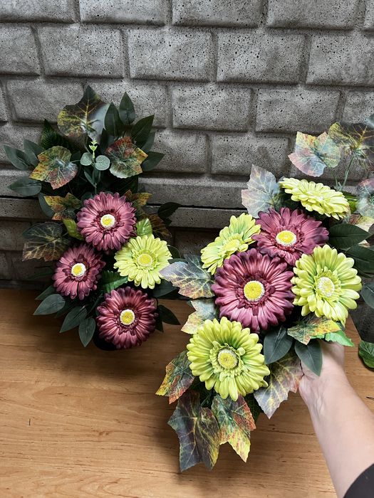 Komplet nagrobny kwiaty gerbery kompozycja pomnik cmentarz wazon