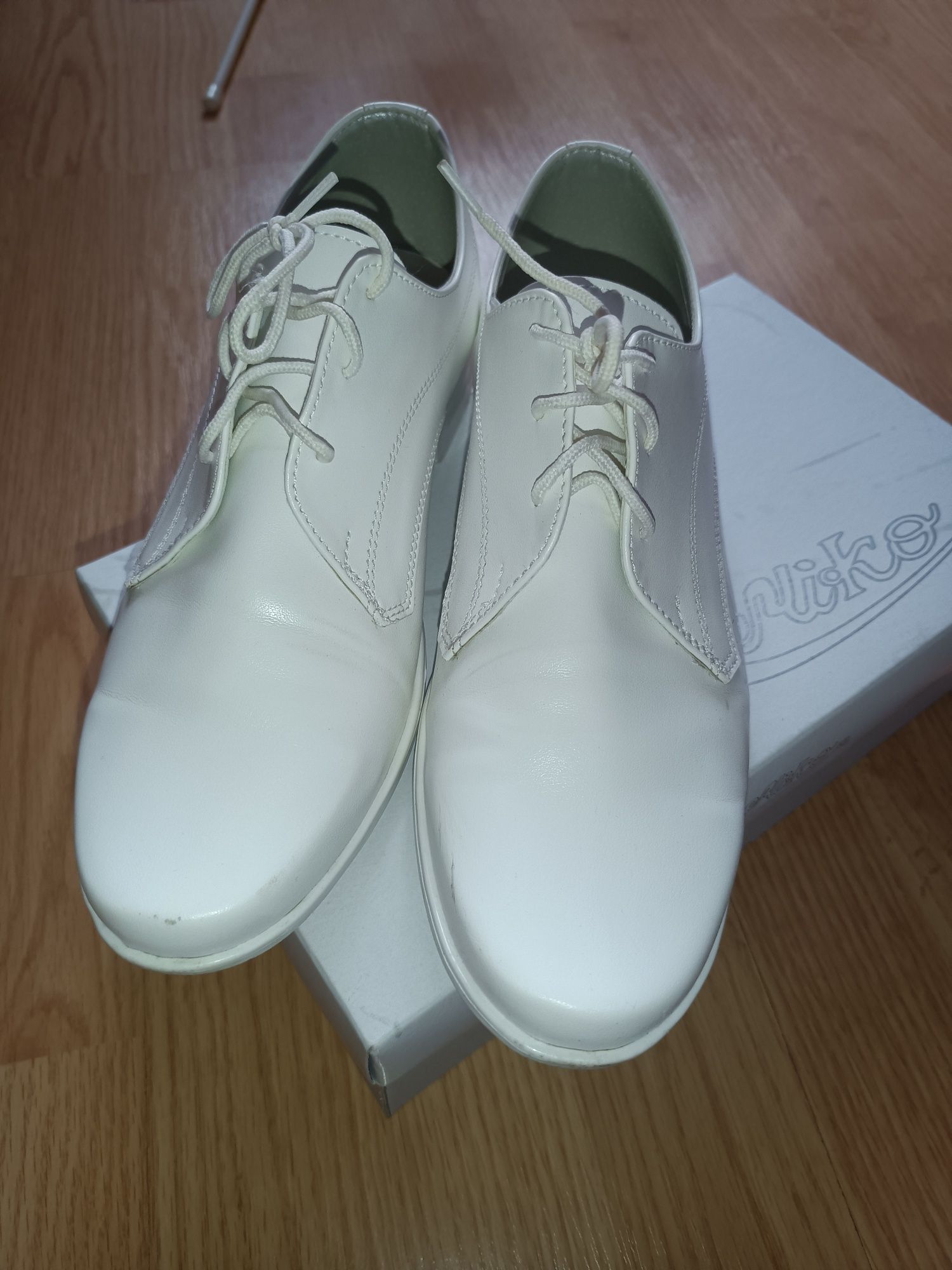 Buty komunijne chłopięce białe