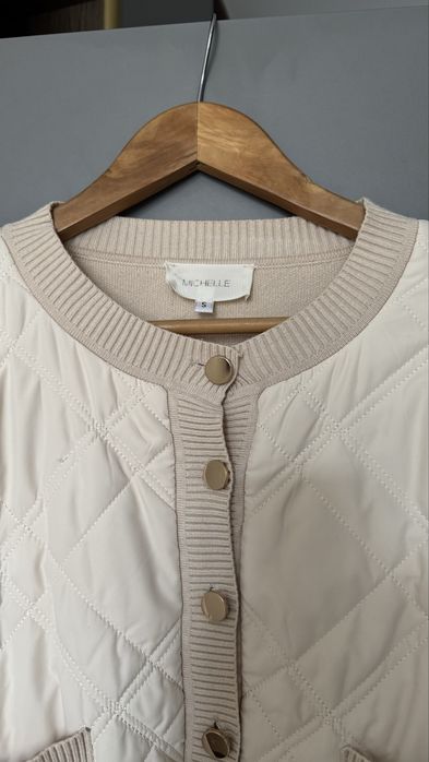 Світлий стьобаний бомбер