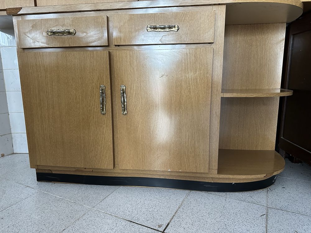 Móvel de balcão  Com 2 gavetas Mede 1,35m