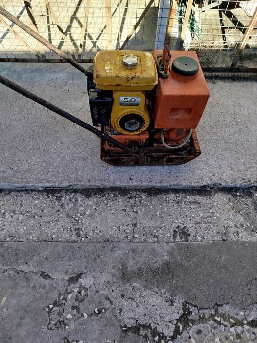 Placa compactadora vibratória com depósito de água e motor Robin
