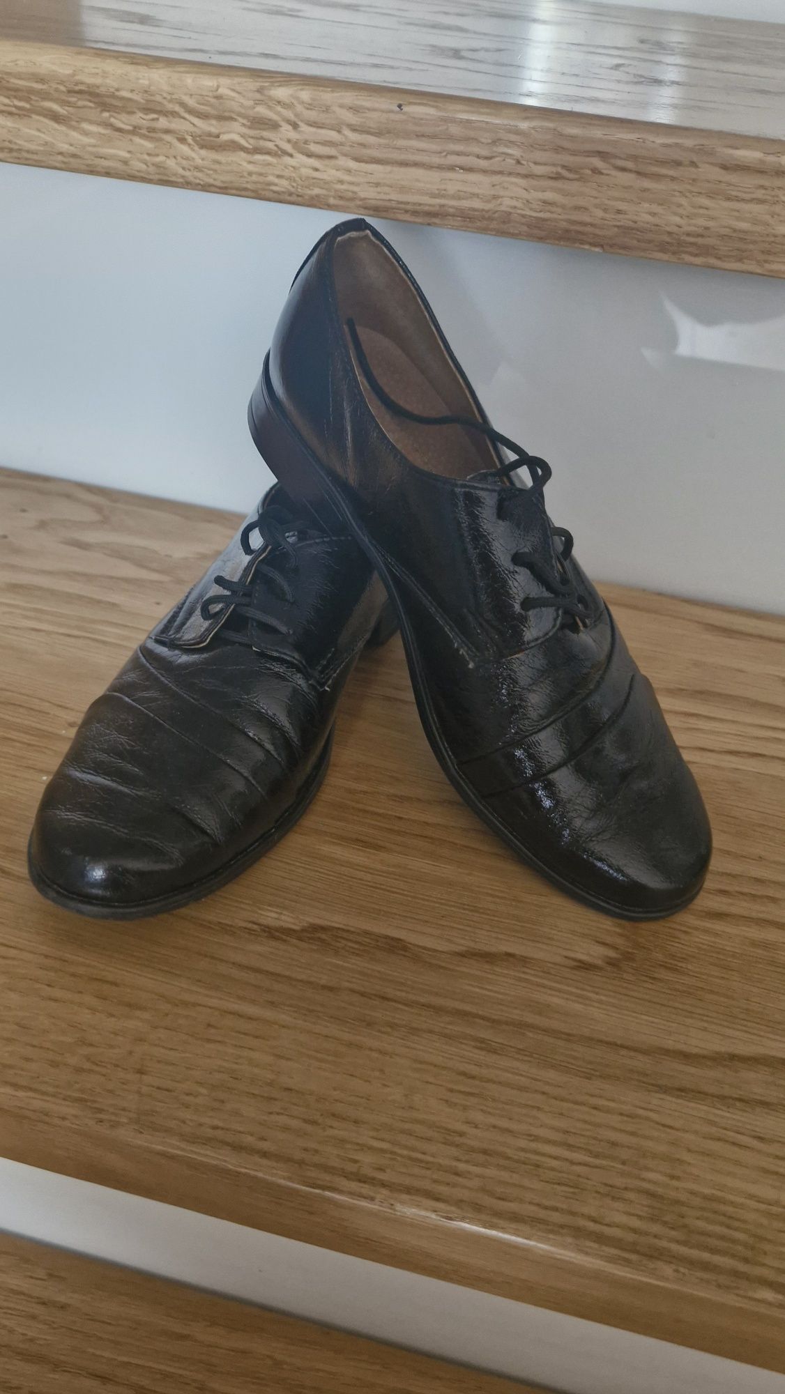 Eleganckie buty chłopięce