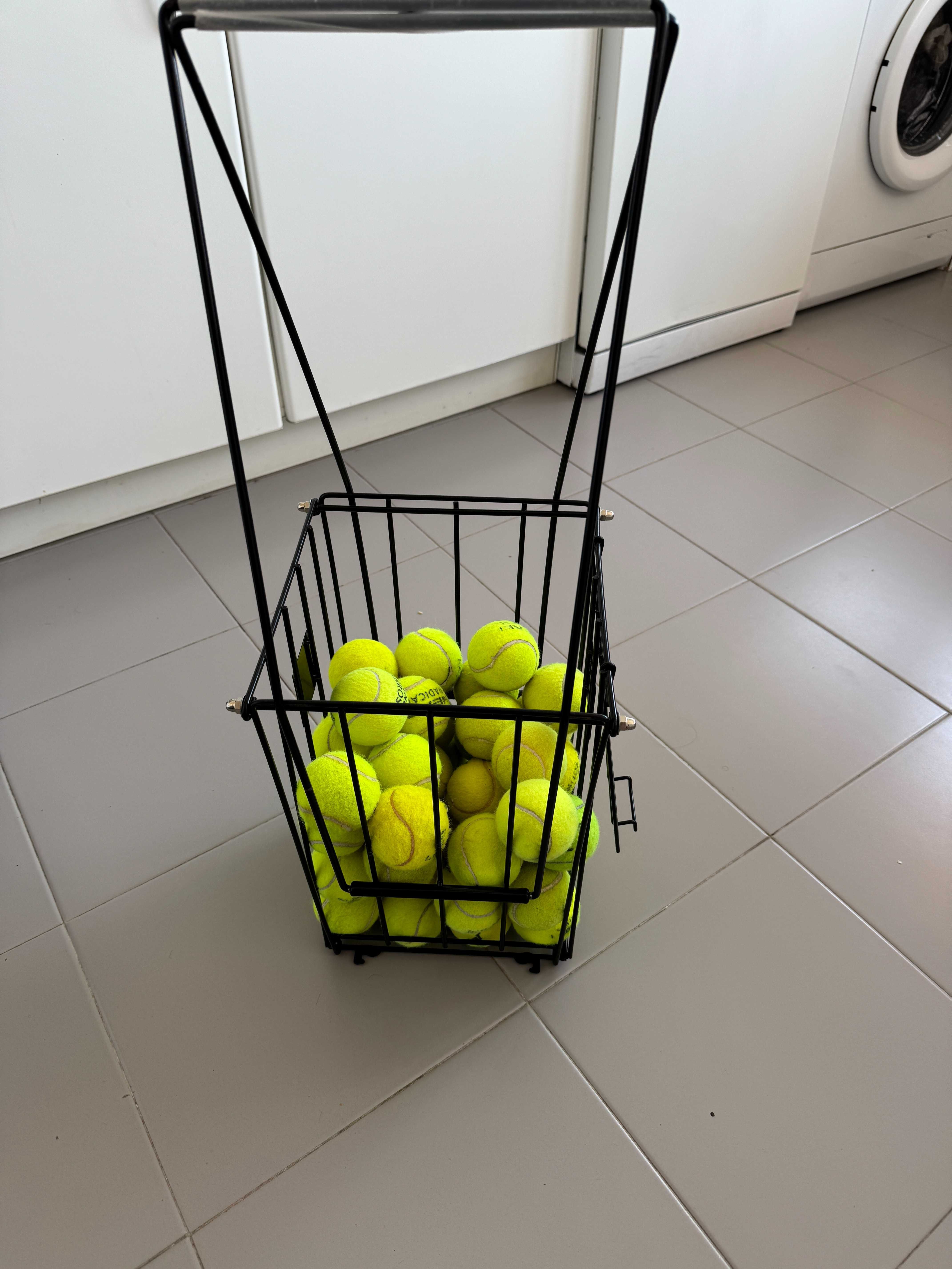 Cesto Wilson para 75 bolas com cerca de 40–50 bolas.