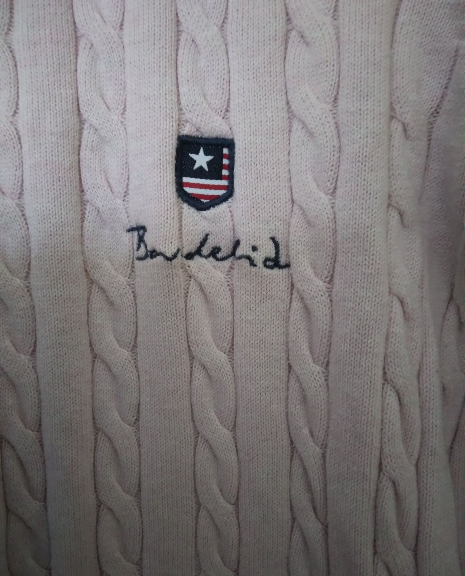Damski sweter o splocie warkoczowym Bondelid