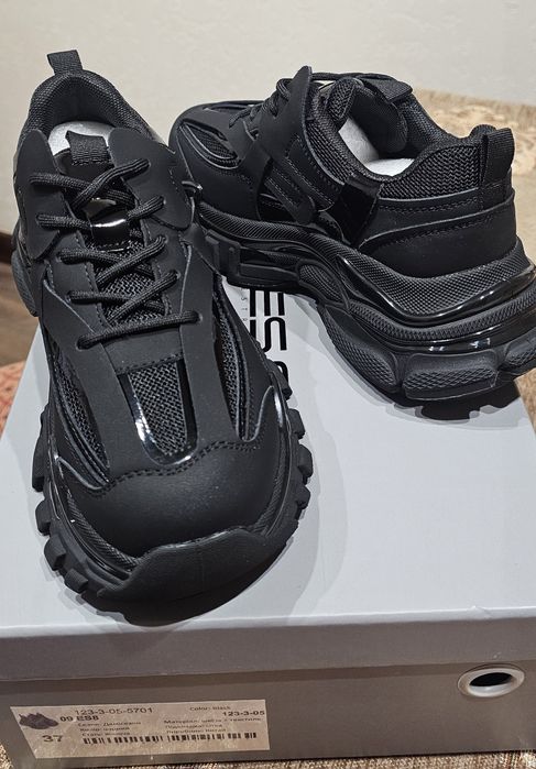 Взуття  ,кросівки estro