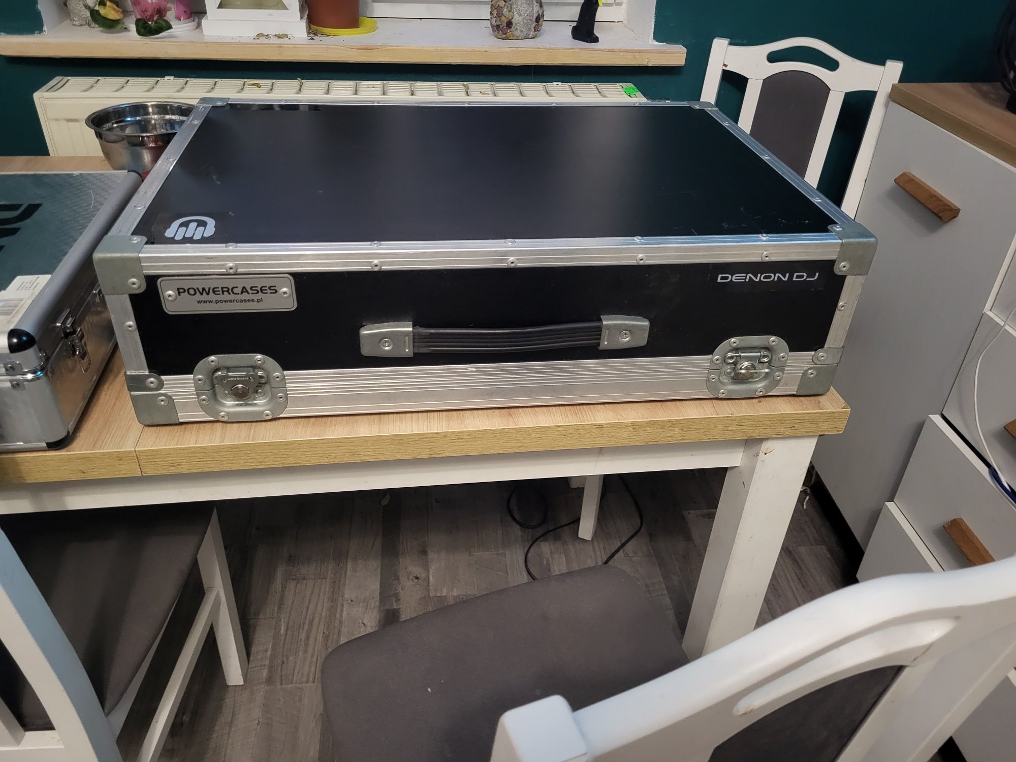 Sprzedam  konsolę Denon prime plus case case