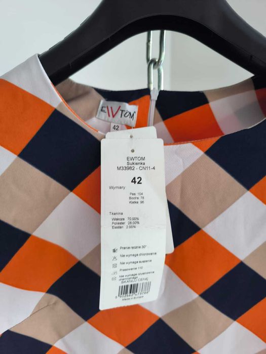 sukienka w pomarańczowo  biało czarną kratę