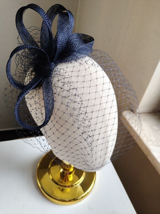 Granatowy fascynator z woalką na opasce. Wieczorowa ozdoba do włosów