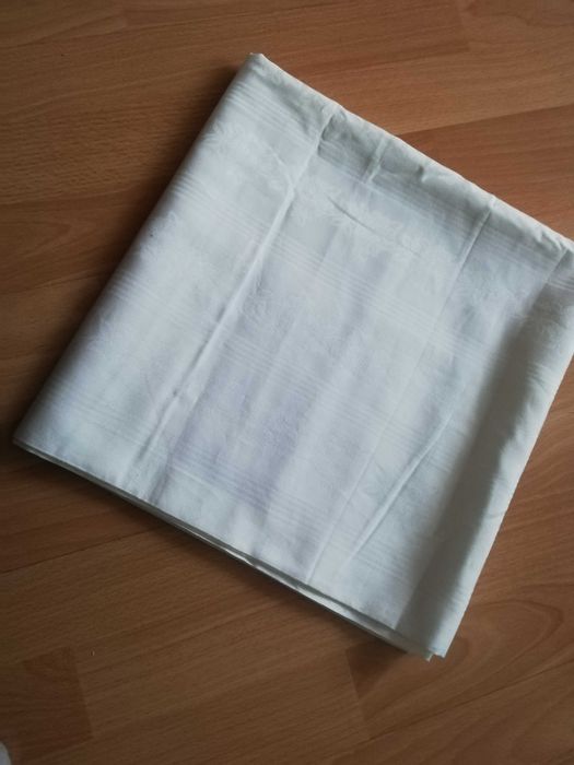 Obrus biały z cienkiej dymki bawełnianej 140 x 140 cm