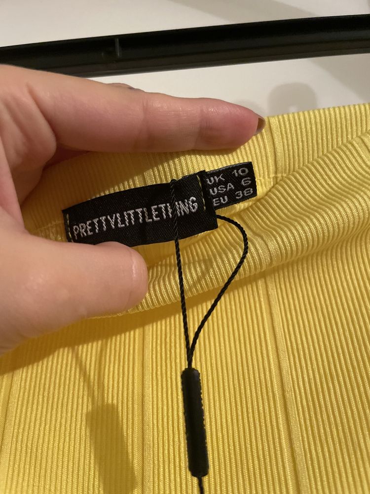 Żółta dopasowana prążkowana spódnica PrettyLittleThing