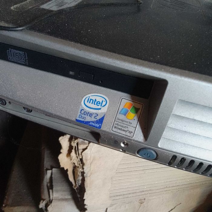 Komputer PC Windows XP + monitor z kilkoma paskami na matrycy