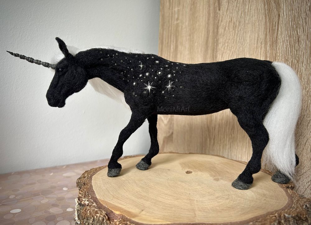 Czarny Jednorożec, magiczne zwierzę, duża figurka z wełny, rękodzieło