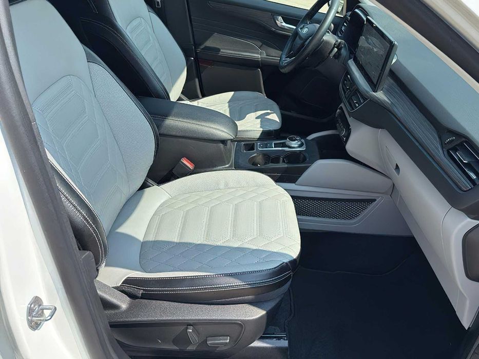 Ford Escape Hybrid      2023