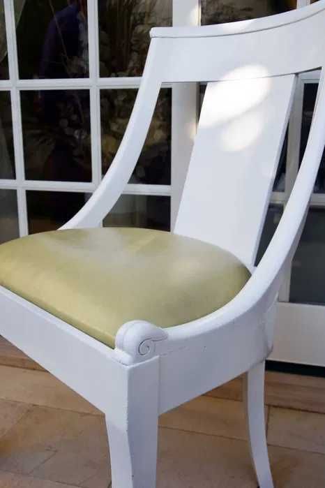 Cadeira antiga Branca PELE