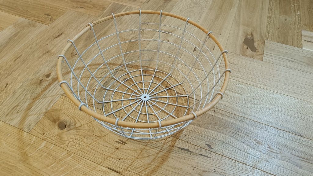 Koszyk metalowy z bambusowym rantem ok. 30 cm.