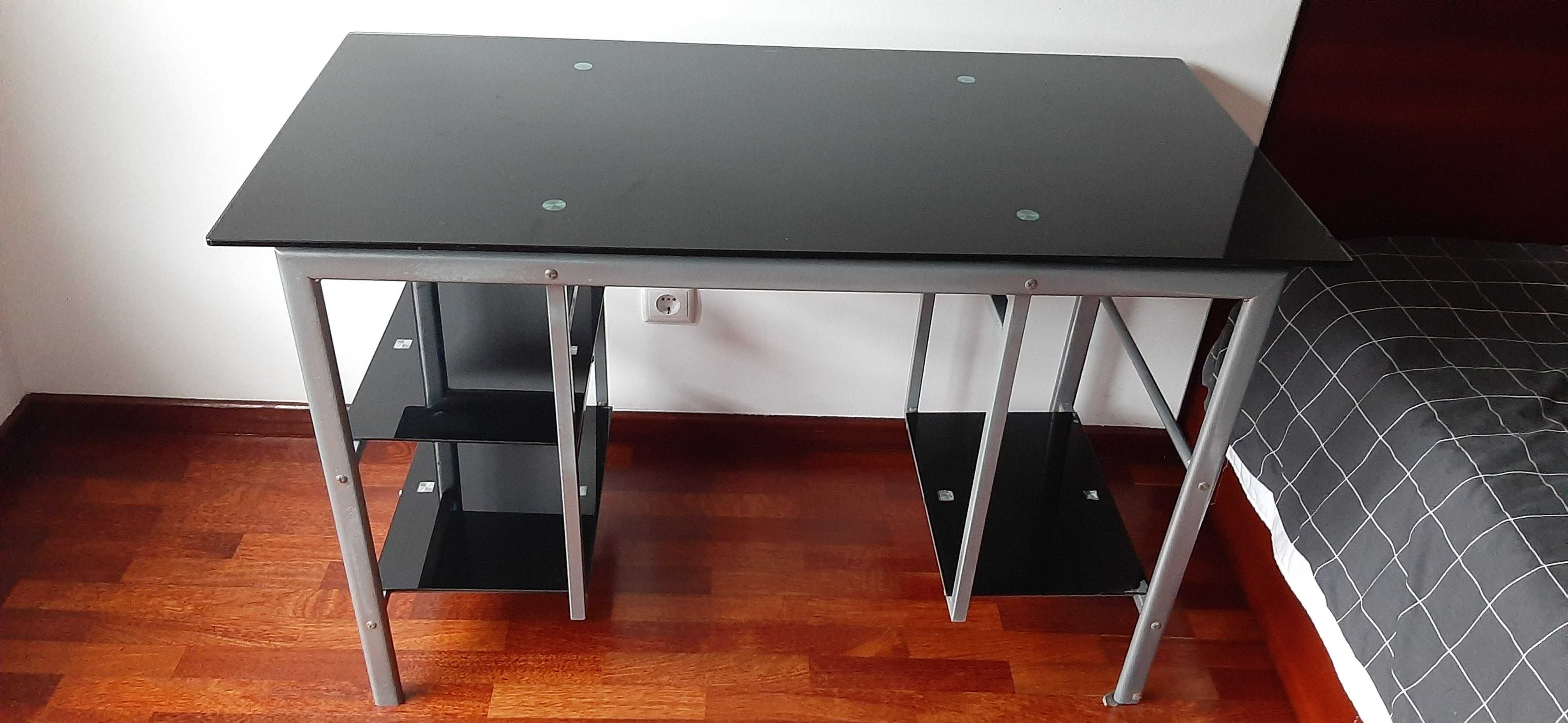 Mesa em vidro para computador ou estudos