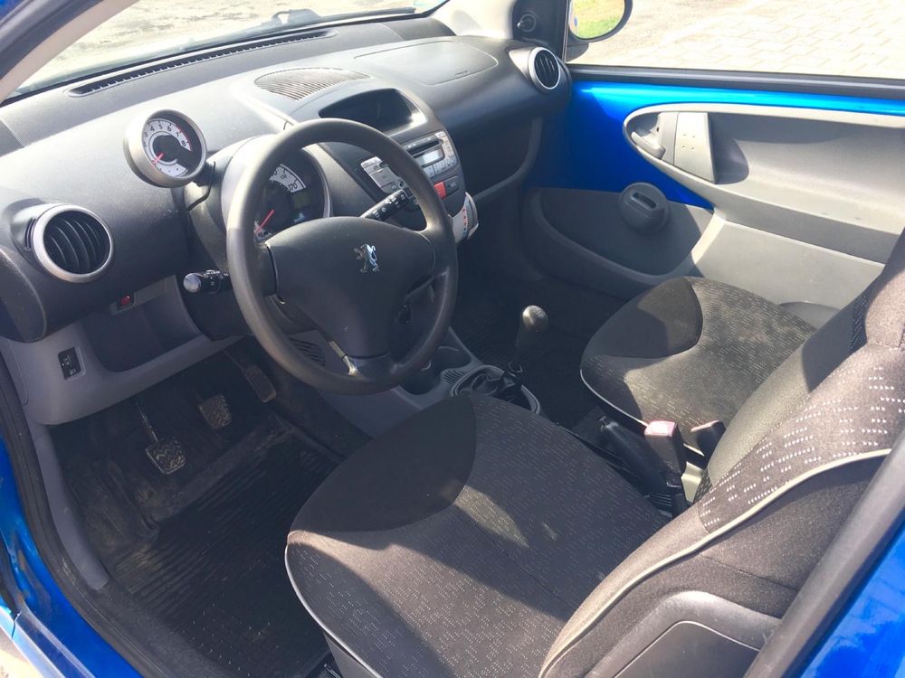 Peugeot 107 niebieski