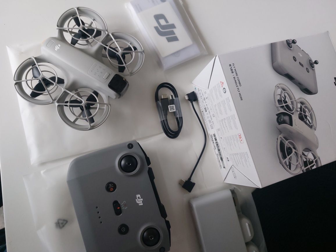 Квадрокоптер дрон DJI Neo Fly More Combo
