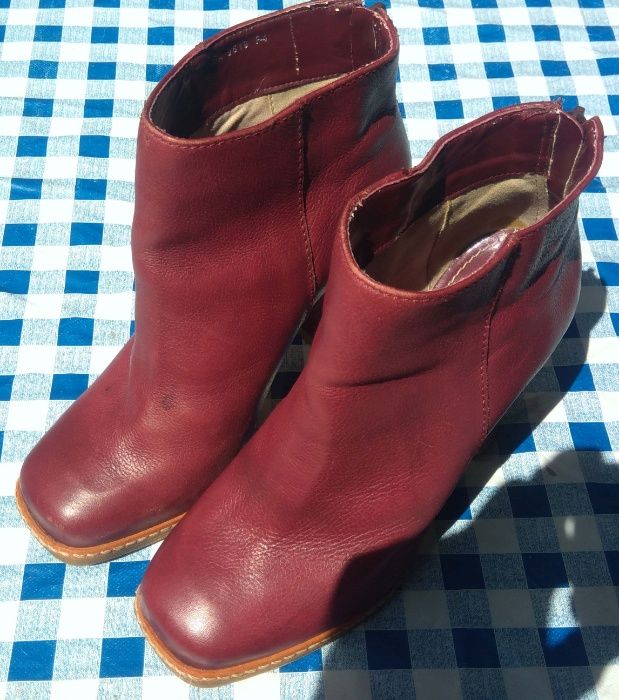 Bota em pele bordeaux