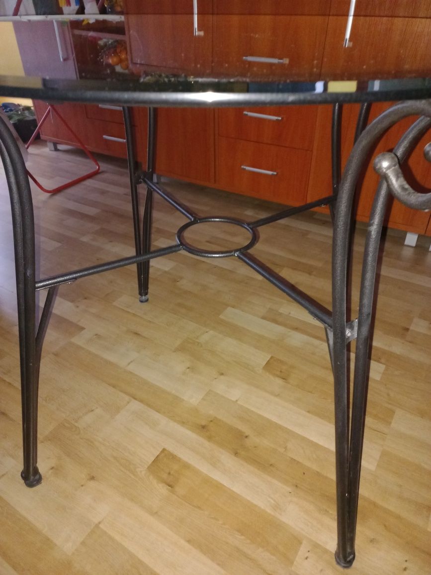 Stół ze szklanym blatem