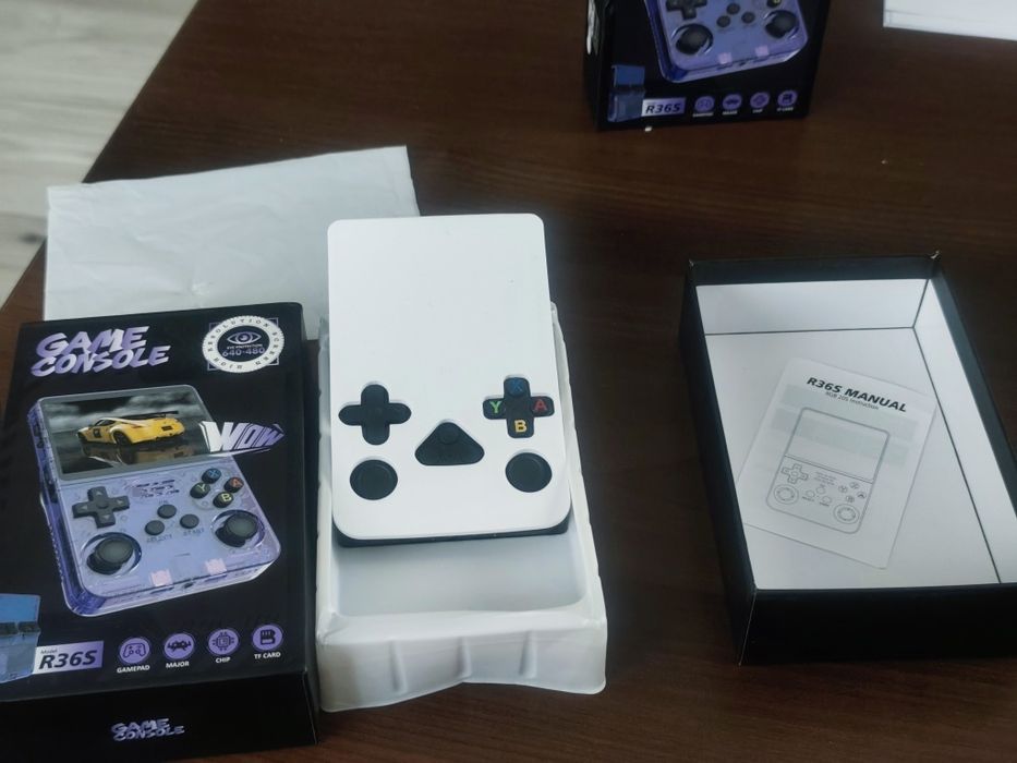 Przenosna mobilna  mini konsola do gier retro Game Console